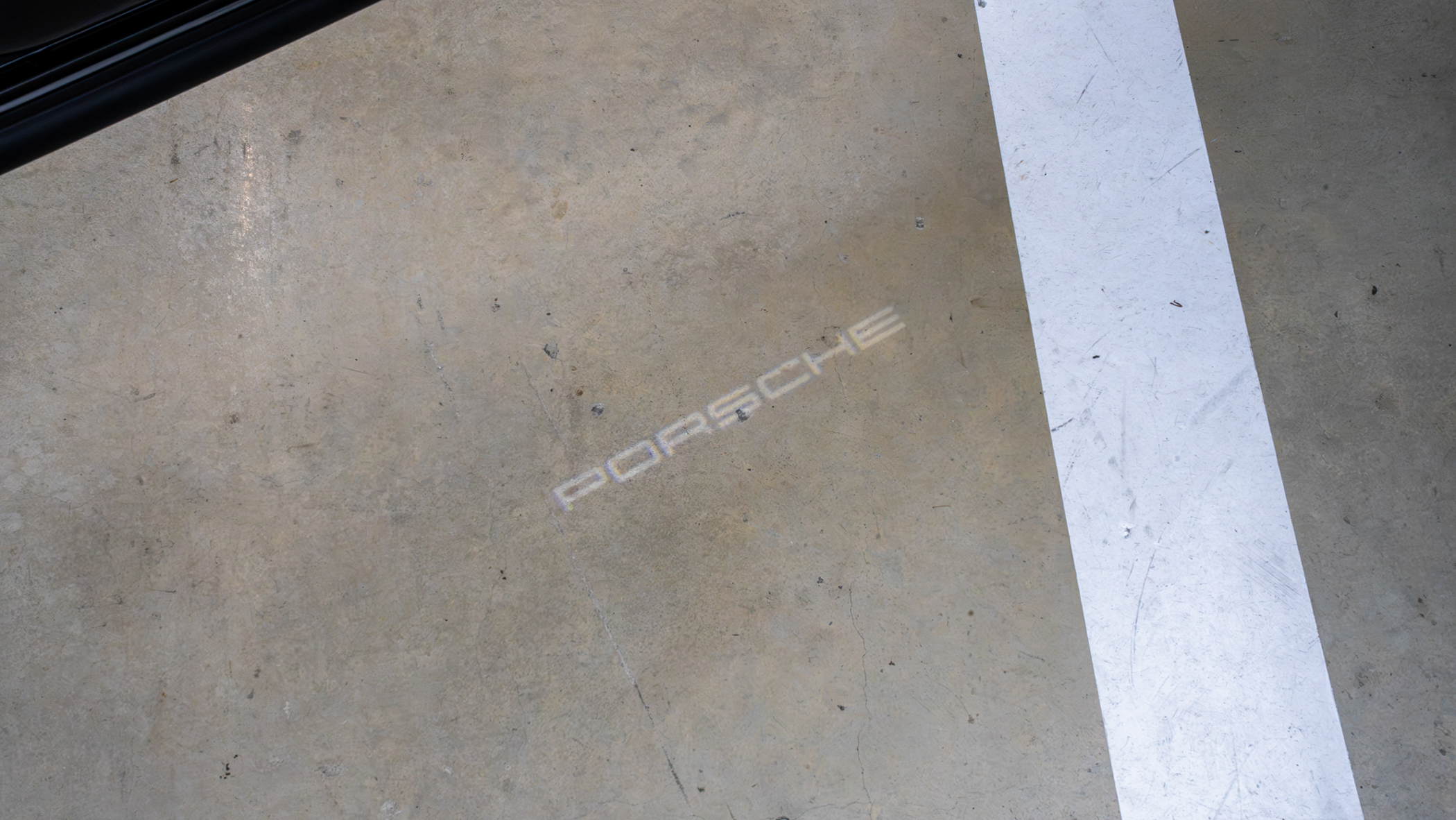 'PORSCHE' 로고 LED 도어 커티지 라이트