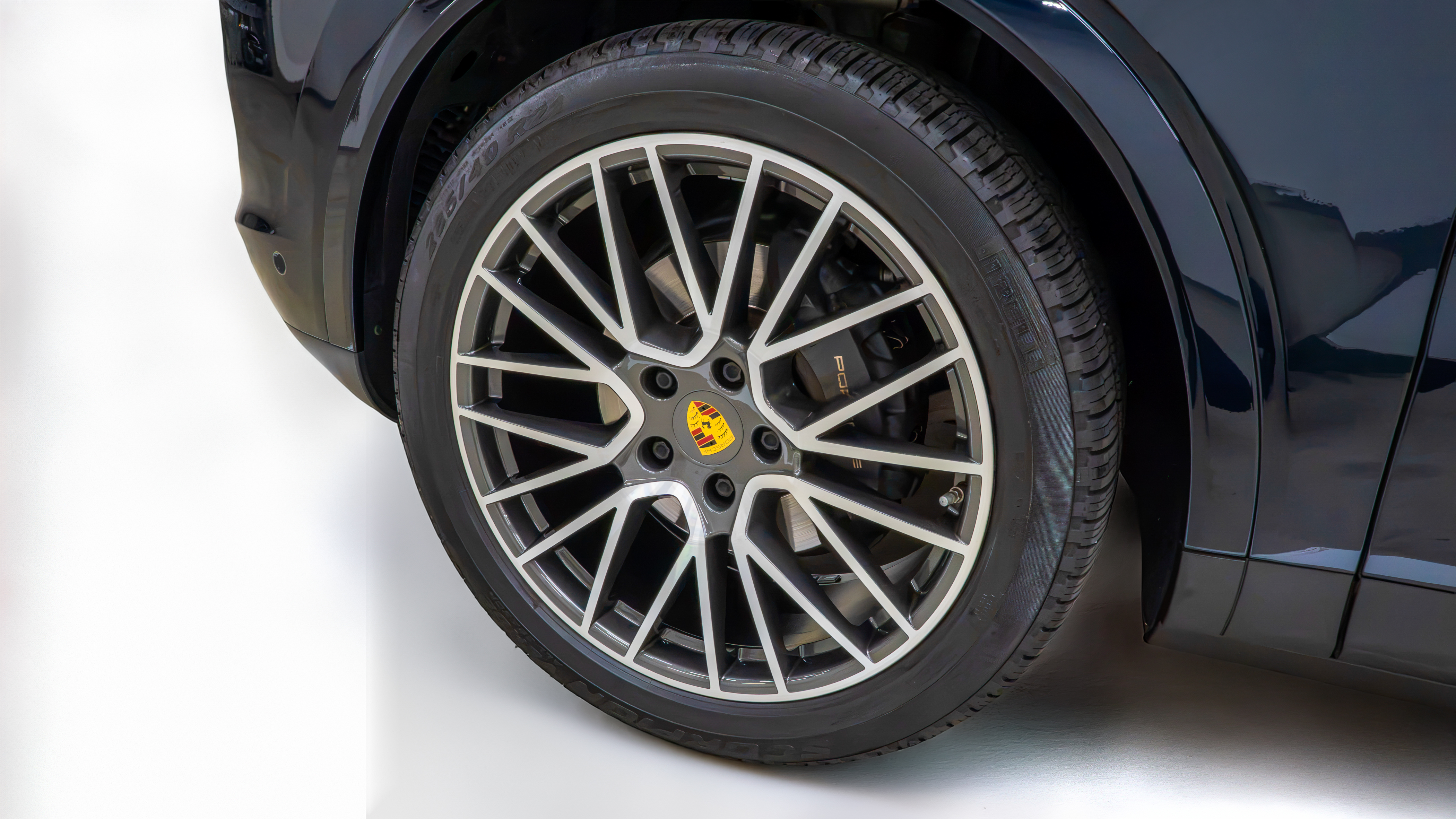 휠 아치 확장 색상이 외장색상과 동일한 21인치 RS Spyder 디자인 휠