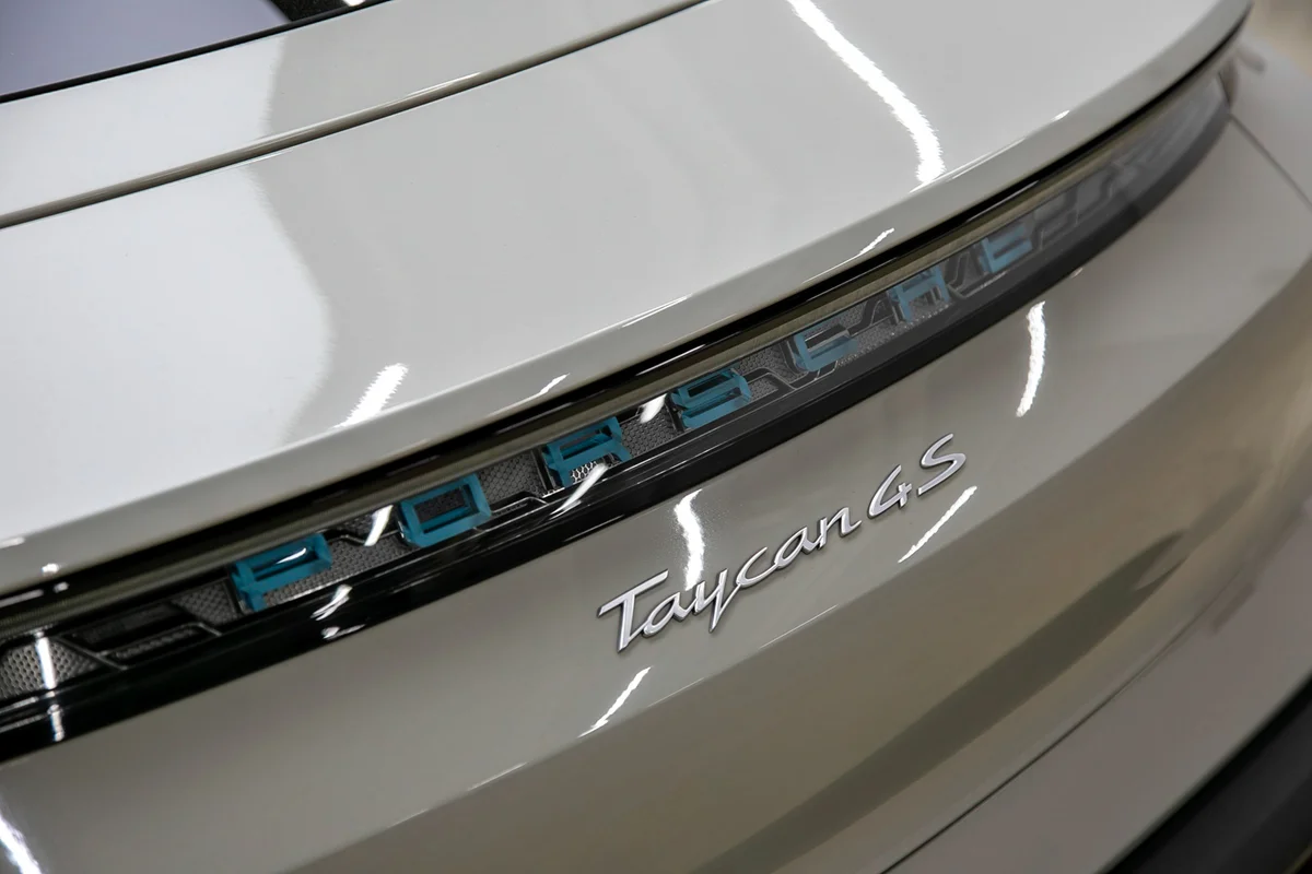 글래시어 아이스블루 색상의 'PORSCHE'로고 라이트 스트립